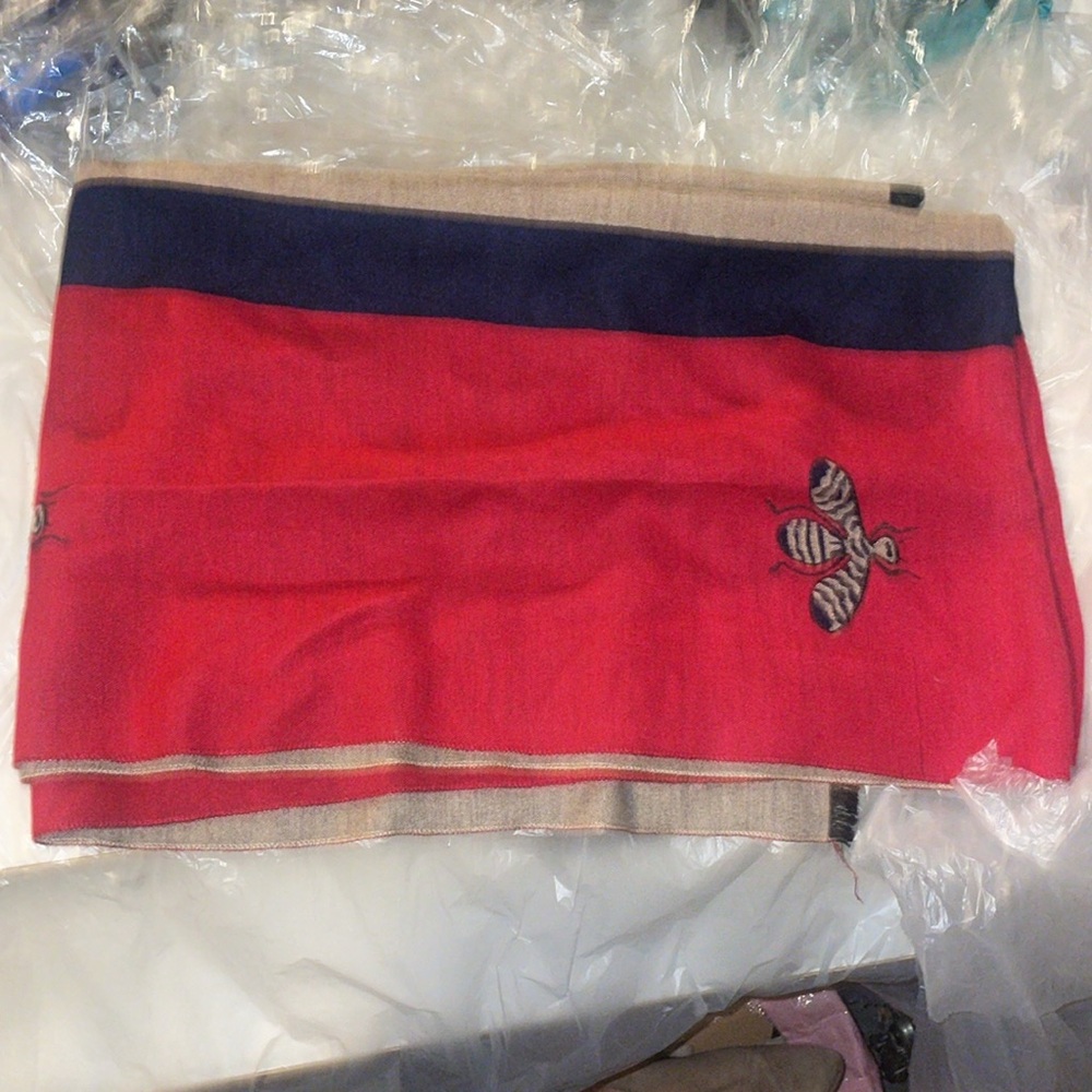 Blanket style scarf red blue oatmeal bee print like new blue fringe 80” long